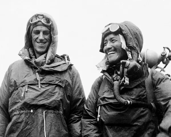 Triumf! Edmund Hillary i Tenzing Norgay po pierwszym zdobyciu Mount Everest. Uśmiechnięci zdobywcy w sprzęcie tlenowym.