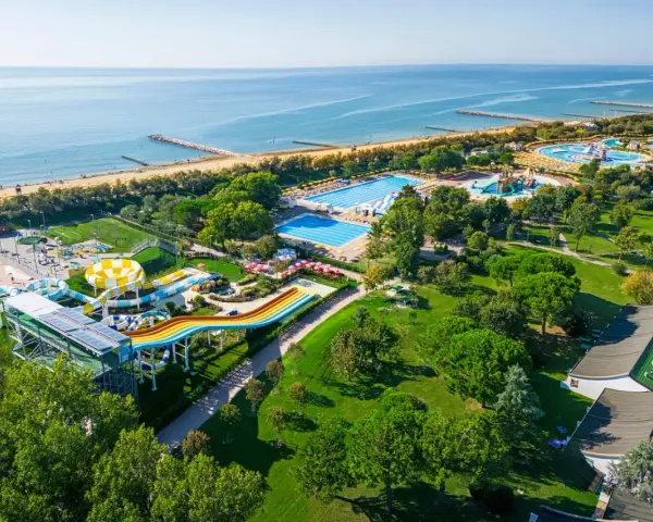 Wasserspaß am Meer: Pools, Rutschen und Grünflächen. Ein Traum für Familien, der **beste Campingplatz Italien** bietet.