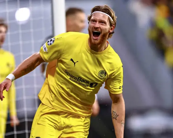 Jugador del Bodø/Glimt celebra un gol con euforia. Su equipo lucha por buenas posiciones.