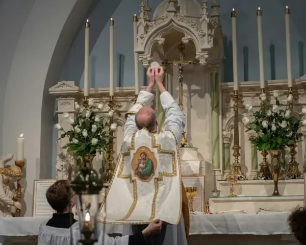 Kapłan podnosi hostię, symbolizującą ofiarę Chrystusa, która odkupuje każdy grzech.