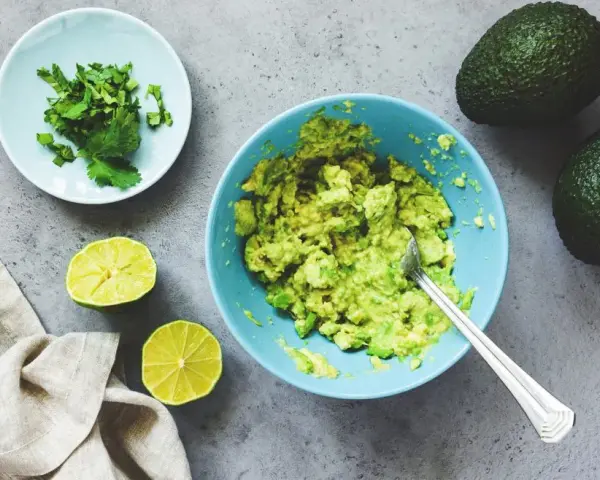 Guacamole: prosty przepis na idealny sos od awokado po podanie