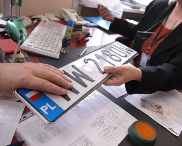 Przerejestrowanie auta bez wymiany tablic: Koszt i procedura 2024