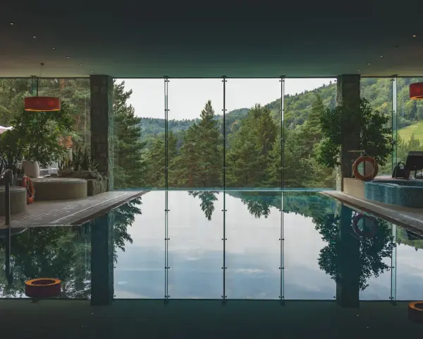 Basen w Dr Irena Eris Hotel z widokiem na góry. Relaks w otoczeniu natury.