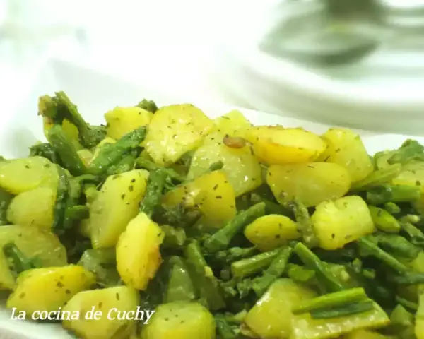 Patatas y espárragos verdes salteados, una de las recetas de esparragos verdes más sencillas y deliciosas.