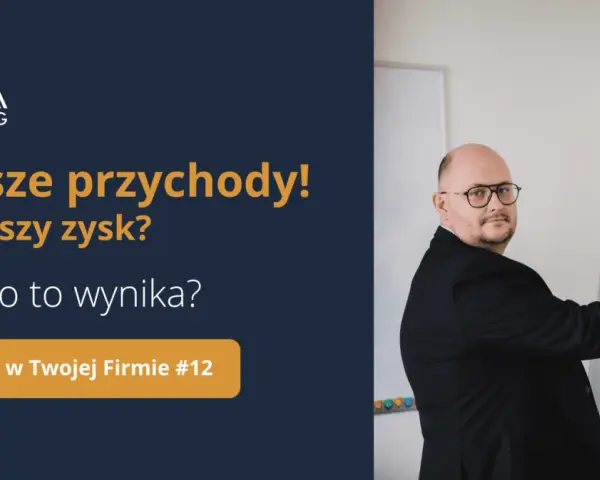 Mężczyzna w garniturze tłumaczy na tablicy wykres, jak wyższe przychody mogą nie oznaczać wyższego zysku.
