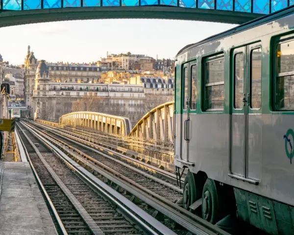 Un tren del metro de París, Francia, avanza por las vías al atardecer.