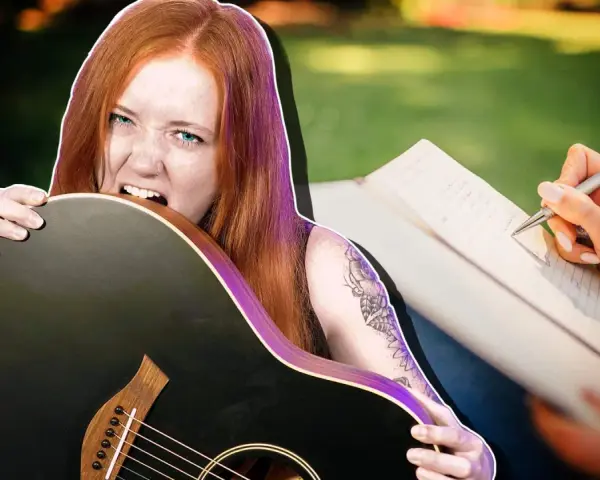 Rote Haare, Gitarre im Mund, während eine Hand Noten für die Songstruktur schreibt.