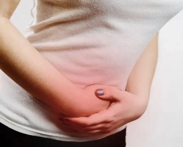 Dolore addominale, un segno dei primi mesi di gravidanza.