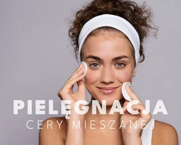 Młoda kobieta z kręconymi włosami, w opasce na głowie, delikatnie oczyszcza twarz wacikami. Idealna pielęgnacja cery mieszanej.