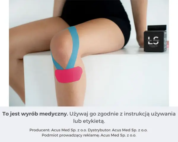 Kolano z naklejonymi plastrami kinesiotapingowymi w kolorze niebieskim i różowym.