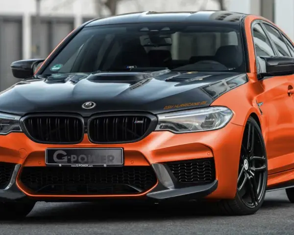 Pomarańczowe BMW M5 G-Power Hurricane RS z czarną maską i felgami.