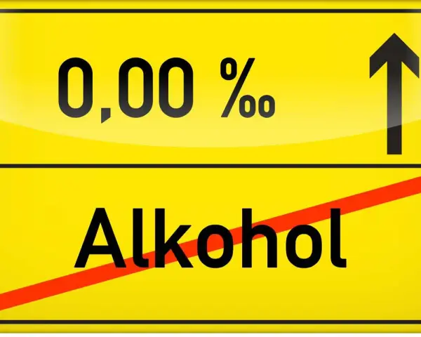 Znak drogowy informuje: 0,00 promila alkoholu. W Maroku nie można wwieźć alkoholu.