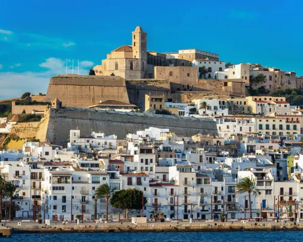 Ibiza: białe domy, zabytkowa twierdza i katedra na wzgórzu. Idealna pogoda na zwiedzanie.
