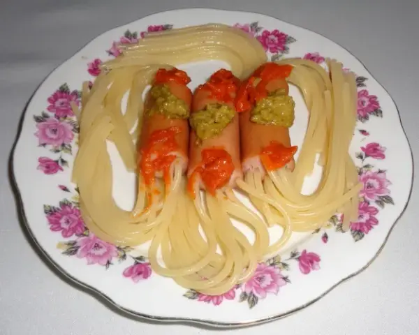 Parówki z makaronem spaghetti - prosty przepis na wyjątkowe danie