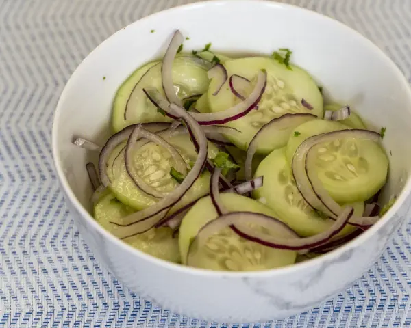 Ensalada refrescante de pepino y cebolla morada, perfecta para tus recetas con pepino.