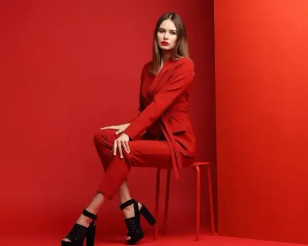 Jakie buty do czerwonego kombinezonu? Przewodnik na każdą okazję