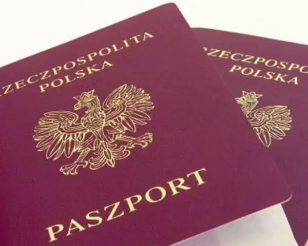 Dwa polskie paszporty z godłem orła. Ważność paszportu jest kluczowa do podróżowania.