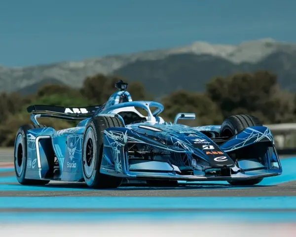 Coche de Fórmula E Gen 4 azul con diseño futurista, listo para la carrera en un día soleado.