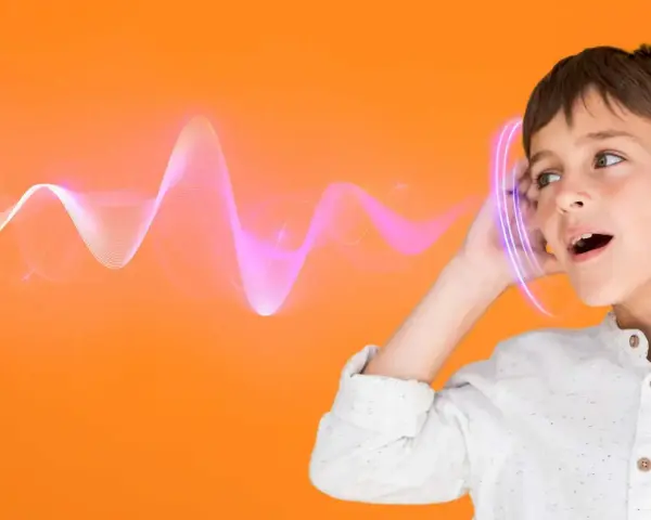 Chłopiec słucha dźwięku, który przypomina falę. Czy to echolalia?