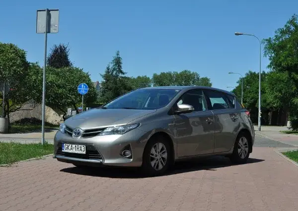Jakie ciśnienie w oponach Toyota Auris Hybrid? Sprawdź, by uniknąć problemów
