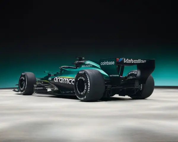 El Aston Martin AMR26, un coche de Fórmula 1 verde esmeralda, listo para la velocidad.