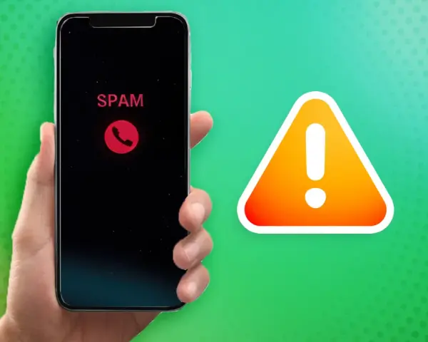 Hand hält Smartphone mit "SPAM"-Anzeige und rotem Hörer-Symbol. Daneben ein Warnzeichen. Call screening schützt vor unerwünschten Anrufen.