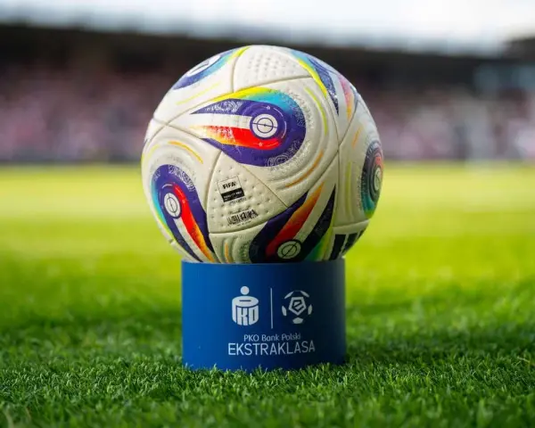 Piłka do gry na tle stadionu. Czy to zapowiedź emocjonującego meczu PKO Bank Polski Ekstraklasa w TVP Sport?