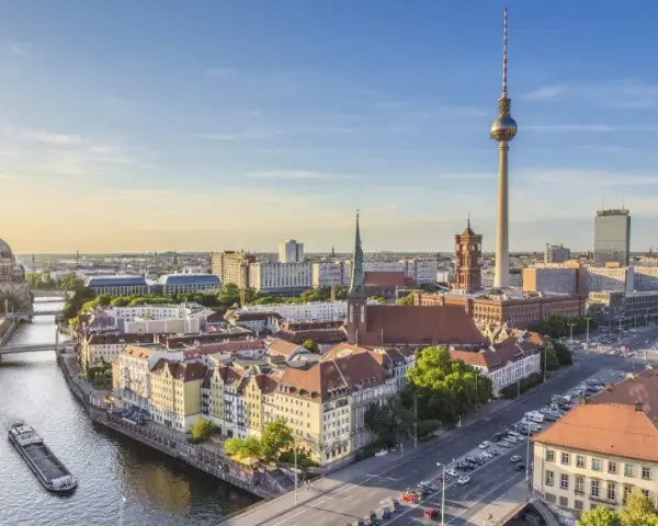 Berlin-Skyline mit Fernsehturm, Dom und Spree. Perfekt für eure Wochenendtipps Berlin!