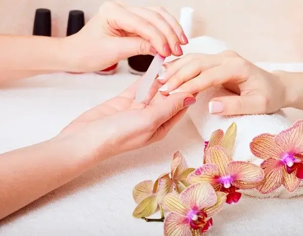 Manicure japoński: Ile się trzyma? Połysk i odżywienie na dłużej