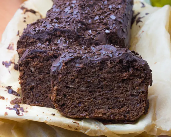 Najprostszy chlebek bananowy, wilgotny i czekoladowy, posypany wiórkami. Idealny na szybką przekąskę.