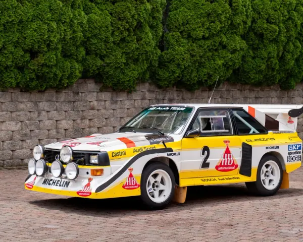 Ikoniczny Audi quattro S1 w biało-żółtych barwach z numerem 2, gotowy do rajdu.