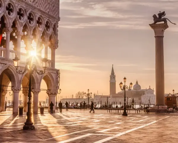 Alba a Venezia, con il Palazzo Ducale e la colonna di San Marco. Si dice che le piazze a Venezia si chiamino "campi" o "campielli".