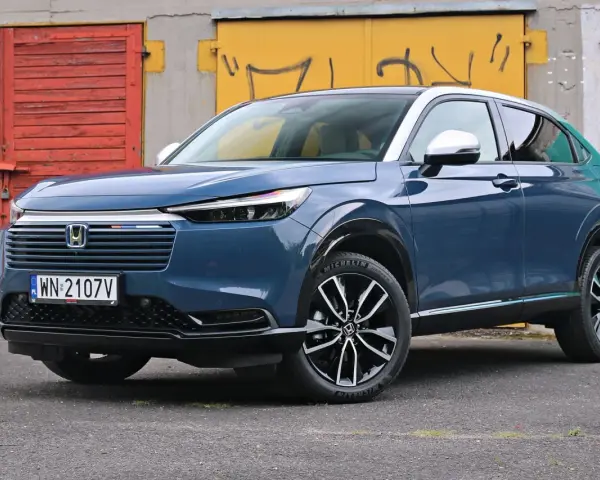 Niebieski Honda HR-V prezentuje swoje stylowe linie i kompaktowe honda hrv wymiary, idealne do miasta.