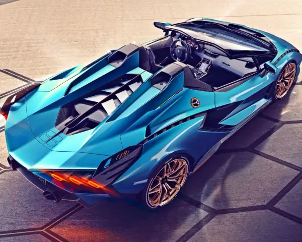 Niebieski supersamochód Lamborghini Sián Roadster z widocznym wnętrzem i złotymi felgami.