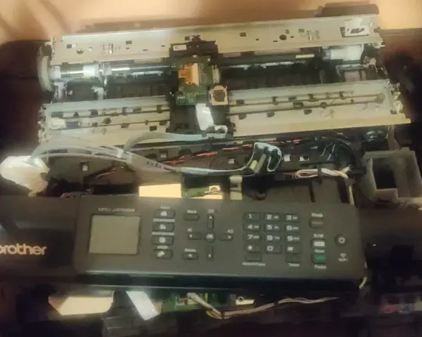 Rozłożona drukarka Brother MFC-J470DW, być może z powodu błędu 48. Widać wnętrze z taśmami i płytkami.