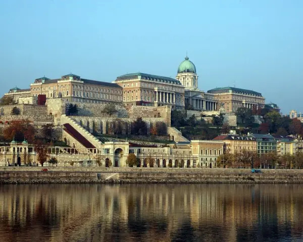 Budynek Zamku Królewskiego w Budapeszcie, jeden z najpiękniejszych miejsc na Węgrzech, odbija się w spokojnej wodzie Dunaju.