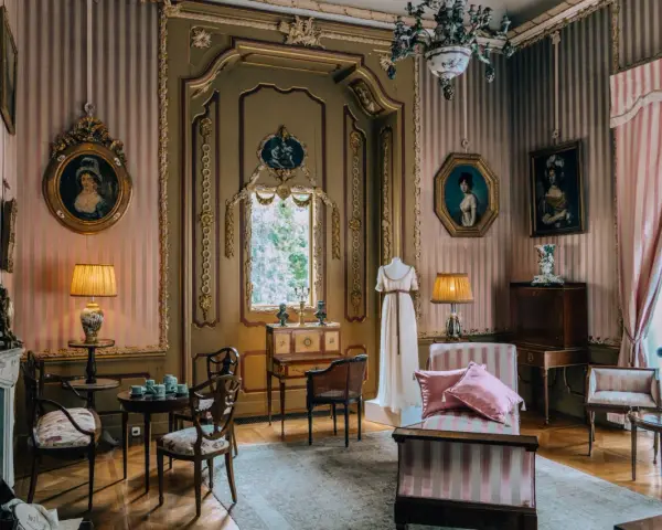 Wnętrze pałacu w Nieborowie zachwyca elegancją. Zwiedzanie tego miejsca to podróż w czasie.