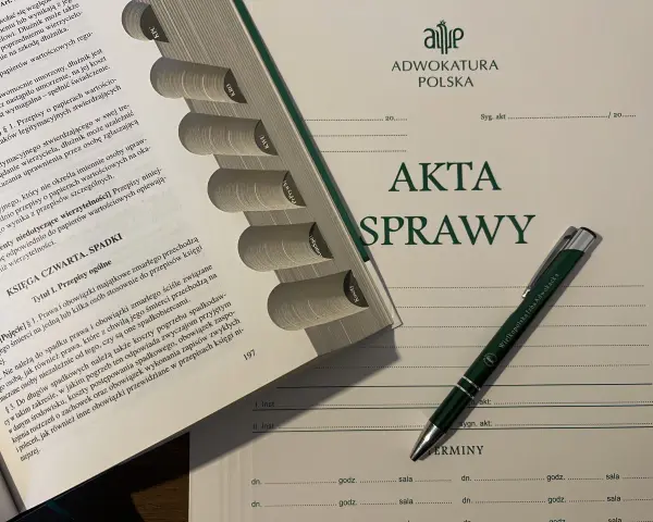 Księga spadki, akta sprawy i długopis Wielkopolskiej Izby Adwokackiej. Dokumenty dotyczące spadkodawcy i jego majątku.