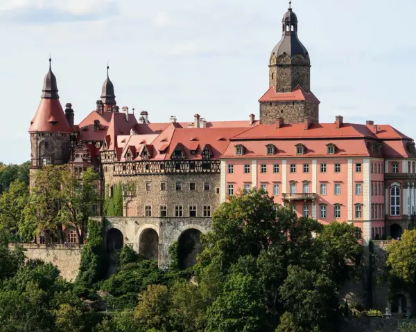 Zamek Książ, malowniczo położony na trasie turystycznej, zachwyca architekturą i otoczeniem.