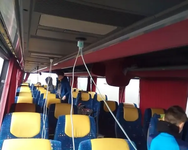 Czy w autokarach Sindbad są gniazdka? Sprawdź, co oferują pojazdy.