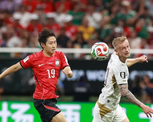 Jugador surcoreano con el número 19, Kang-in Lee, disputa un balón aéreo contra un rival.
