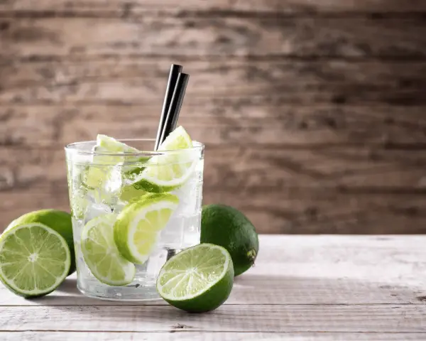 Orzeźwiający drink z limonką i lodem, ozdobiony plasterkami cytrusów. Idealny na upalne dni.
