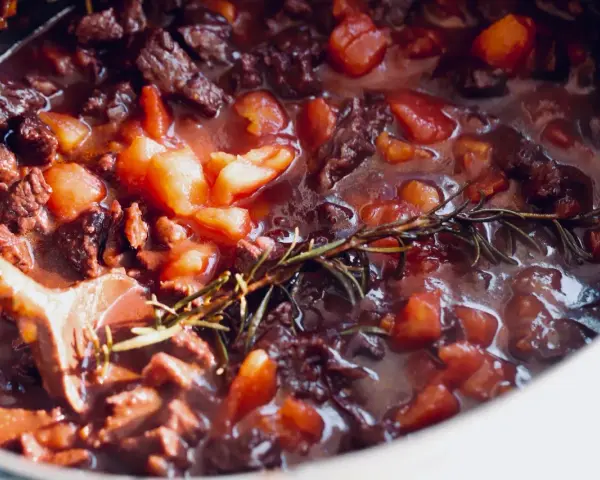 Herzhaftes Gulasch mit Tomaten und Rosmarin, ein köstliches bolognese rezept original.