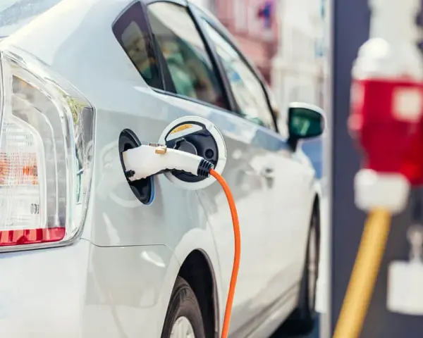 Ile kosztuje ładowanie samochodu elektrycznego? Sprawdź, jak zaoszczędzić