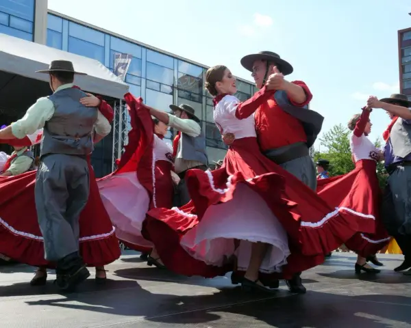 Tancerze w tradycyjnych strojach, z jakiego kraju pochodzi polka? Wirujące czerwone spódnice i męskie kamizelki.