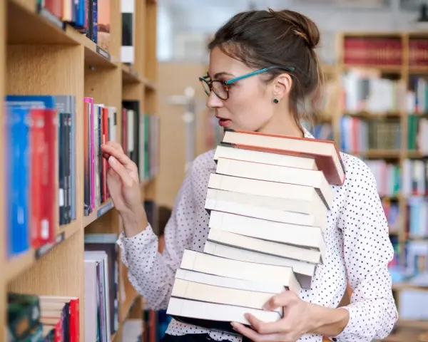 Młoda kobieta z okularami, z pasją do książek, pracuje w bibliotece. Nawet bez formalnego wykształcenia, jej miłość do literatury pozwala jej odnaleźć się w tym miejscu.