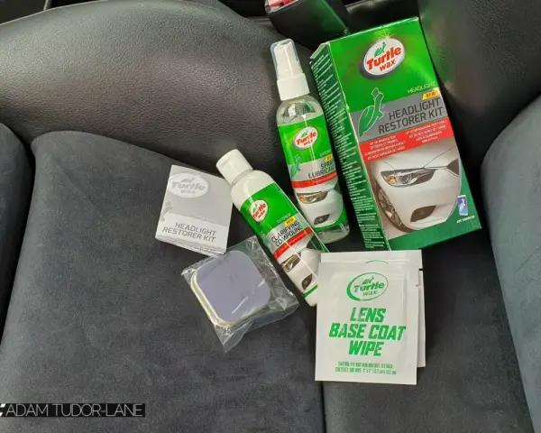 Turtle Wax Headlight Restorer Kit med rengöring, polermedel och skydd för klarare strålkastare.