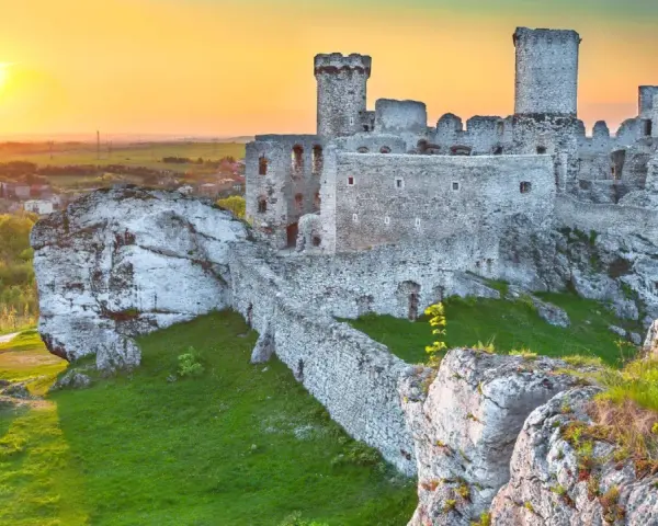 Ruiny zamku na Szlaku Orlich Gniazd o zachodzie słońca. Wspaniała panorama, ile zamków można zobaczyć z tej perspektywy?