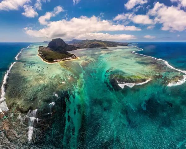 Niesamowity widok na Mauritius, gdzie podwodny wodospad tworzy iluzję spływającego piasku i mułu do głębin oceanu.