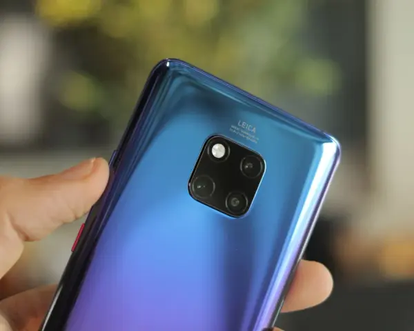En hand håller en blå Huawei Mate 30 Pro med sitt Leica-kamerasystem.